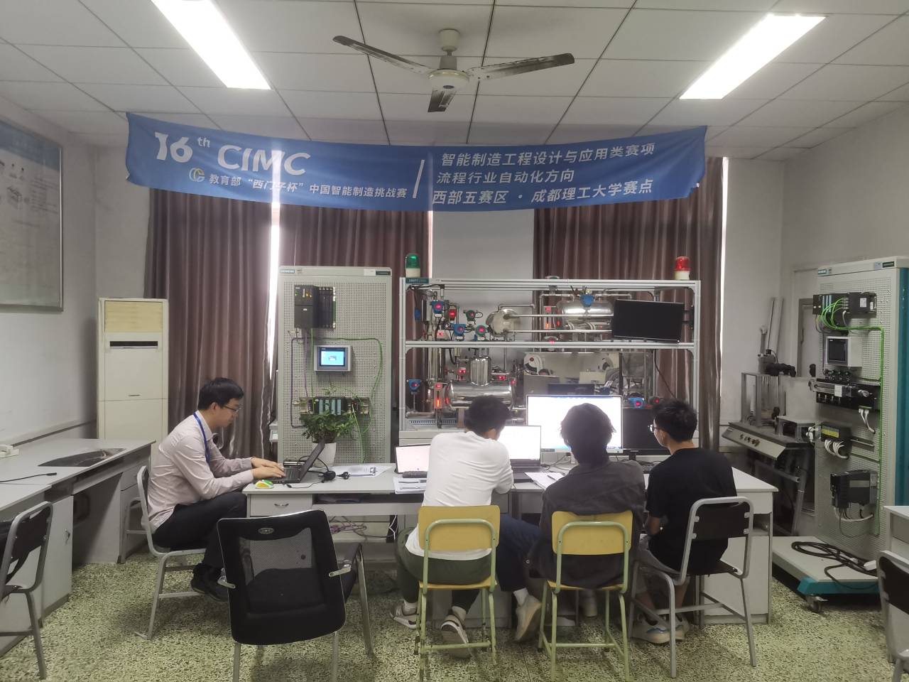 房间里的餐厅中度可信度描述已自动生成